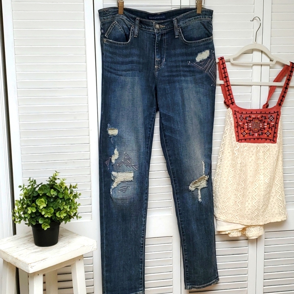 Rock & Republic Berlin  Distressed Embroidered Jeans Size 8